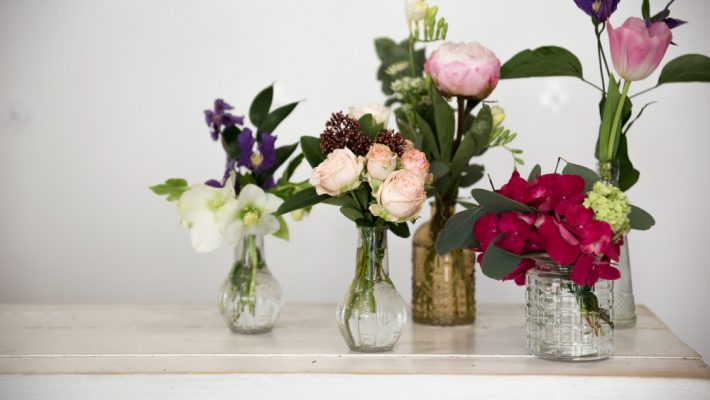 Decoração com flores naturais x flores artificiais: qual escolher para sua casa?