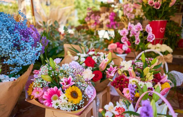 Flores naturais ou artificiais: qual escolher na decoração